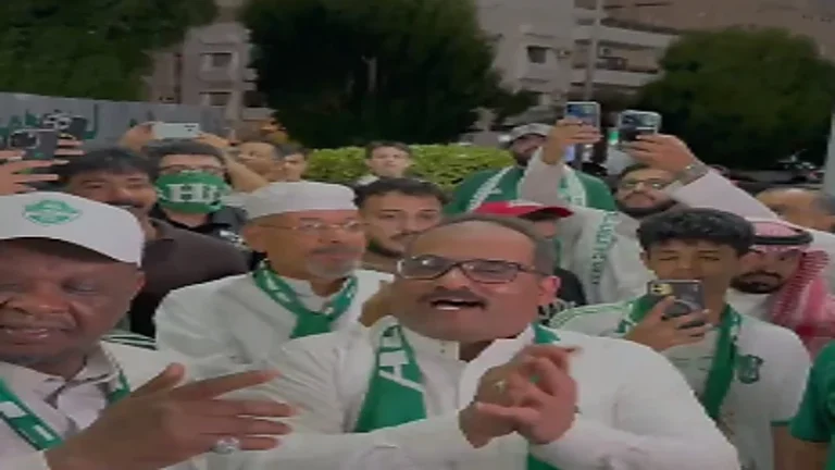 جماهير الأهلي تدعم اللاعبين قبل مواجهة بيراميدز .. تغطية