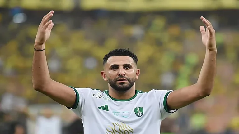 ردة فعل رياض محرز على طفل أهلاوي أراد التقاط صورة معه.. تغطية