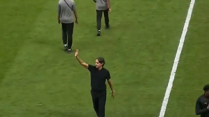 إنزاغي يحيي جماهير الهلال بعد الانتصار .. تغطية