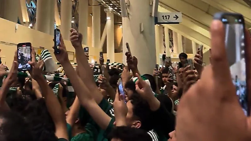 هتافات حماسية لجماهير الأهلي قبل مواجهة الهلال .. تغطية