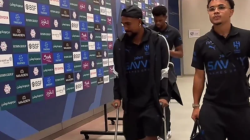 مالكوم يغادر ملعب المباراة مستندًا إلى العكازات بانتظار الفحص الطبي  ..  تغطية