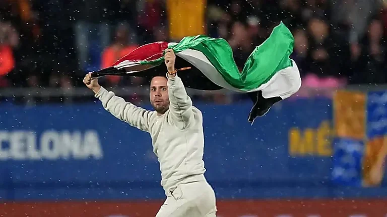 مشجع يحمل علم فلسطين يقتحم لقاء برشلونة وخيتافي