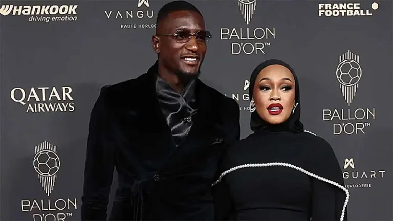 زوجة غيراسي تخطف الأضواء بحجابها في حفل الكرة الذهبية.. تغطية