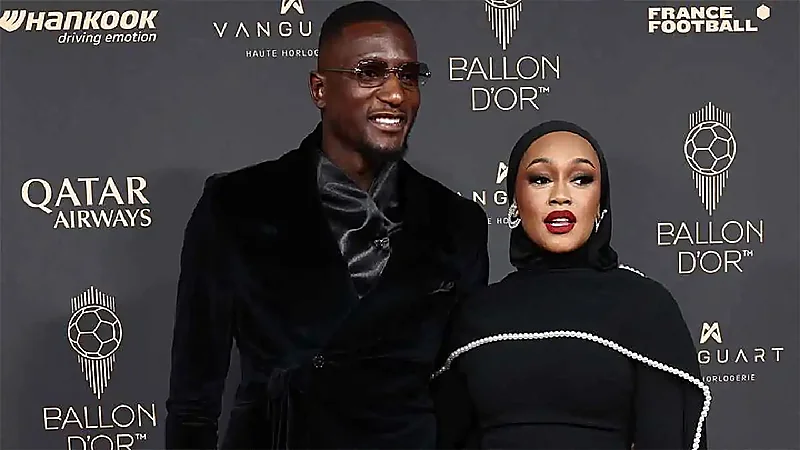 زوجة غيراسي تخطف الأضواء بحجابها في حفل الكرة الذهبية.. تغطية