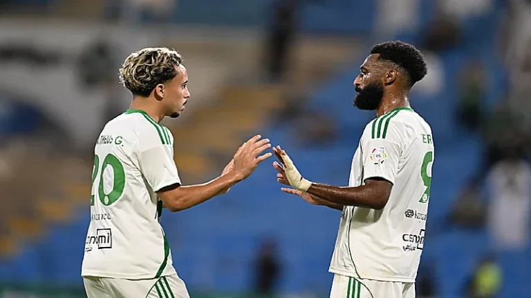 الأهلي يعود للانتصارات بثنائية أمام الحزم