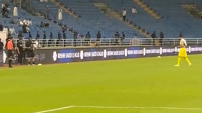 عمر السومة يحيي جماهير الأهلي وترد عليه بتحية كبيرة .. تغطية