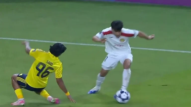 إصابة قوية تُجبر سعد الناصر على مغادرة مباراة النصر