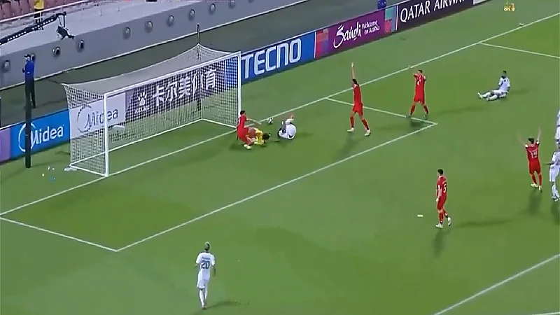 حارس الدحيل يتعرض لإصابة خطيرة خلال مواجهة الأهلي.. تغطية