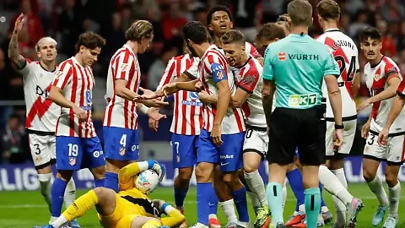 فضيحة تحكيمية في مباراة أتلتيكو مدريد ورايو فاليكانو.. تغطية
