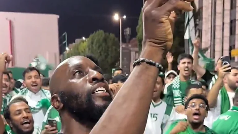 والد محترف الأهلي يوثق تفاعل الجماهير قبل لقاء بيراميدز .. تغطية