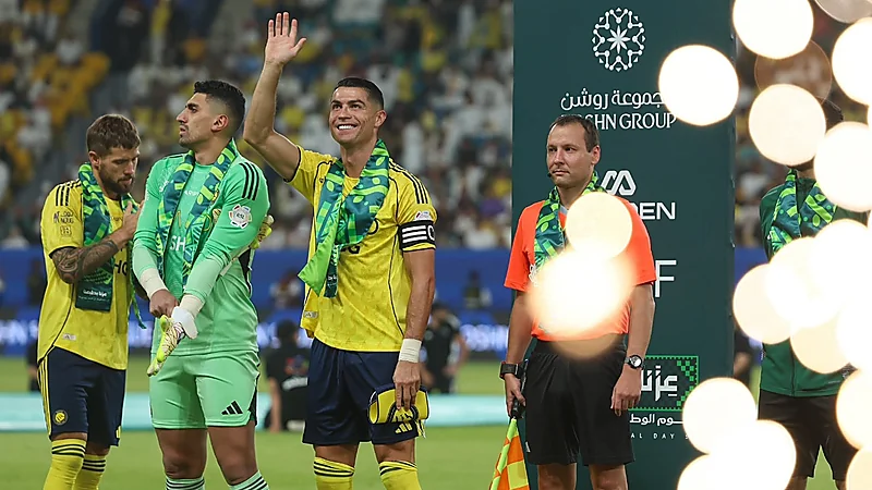 رونالدو يحيي عائلته وسط تصفيق الجماهير.. تغطية