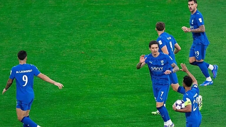 الهلال يقلب الطاولة على الدحيل ويفوز بثنائية.. تغطية