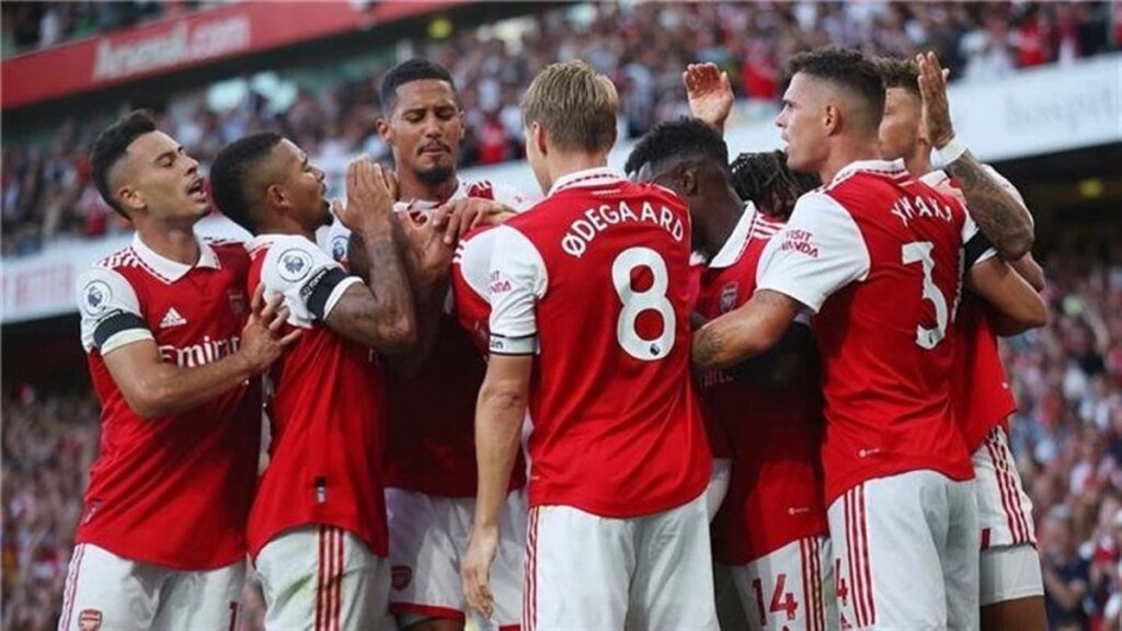 آرسنال يفوز على فولهام ويتصدر الدوري الإنجليزي