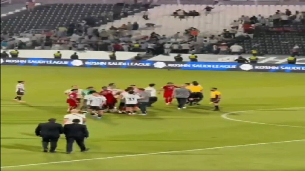 احتجاجات قوية للاعبي ضمك على قرارات حكم مباراة الشباب.. تغطية