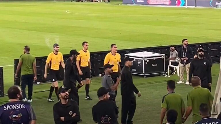 جماهير الأهلي تهاجم حكم المباراة بعد التعادل مع الرياض .. تغطية