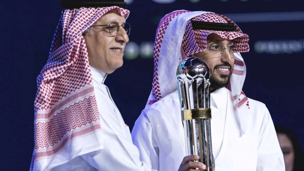 سالم الدوسري يُتوج بجائزة أفضل لاعب في آسيا..تغطية
