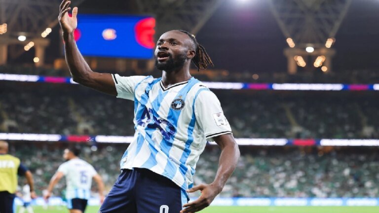 فيستون مايلي يرفض عرض بيراميدز ويقترب من روشن