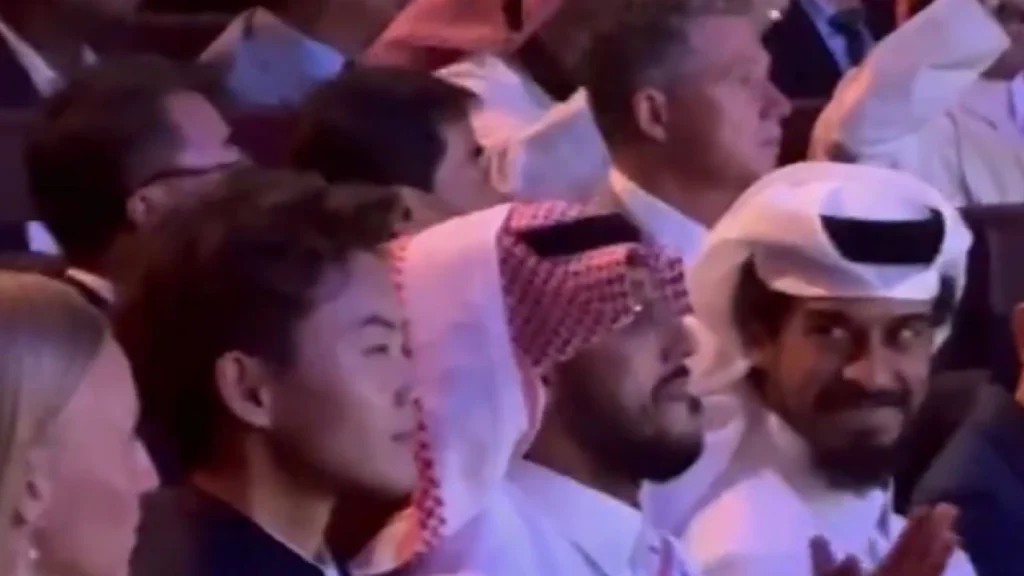 ردة فعل سالم الدوسري لحظة تتويجه بجائزة أفضل لاعب في آسيا .. تغطية