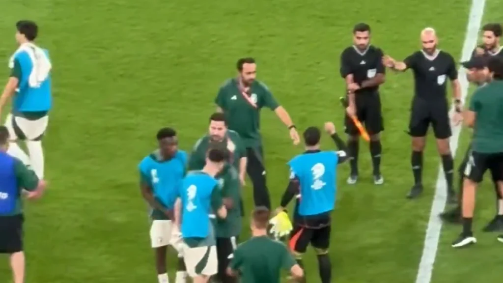 لحظة انفعال عبدالله الحمدان على الحكم بعد نهاية المباراة .. تغطية