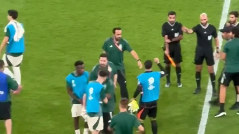 لحظة انفعال عبدالله الحمدان على الحكم بعد نهاية المباراة .. تغطية