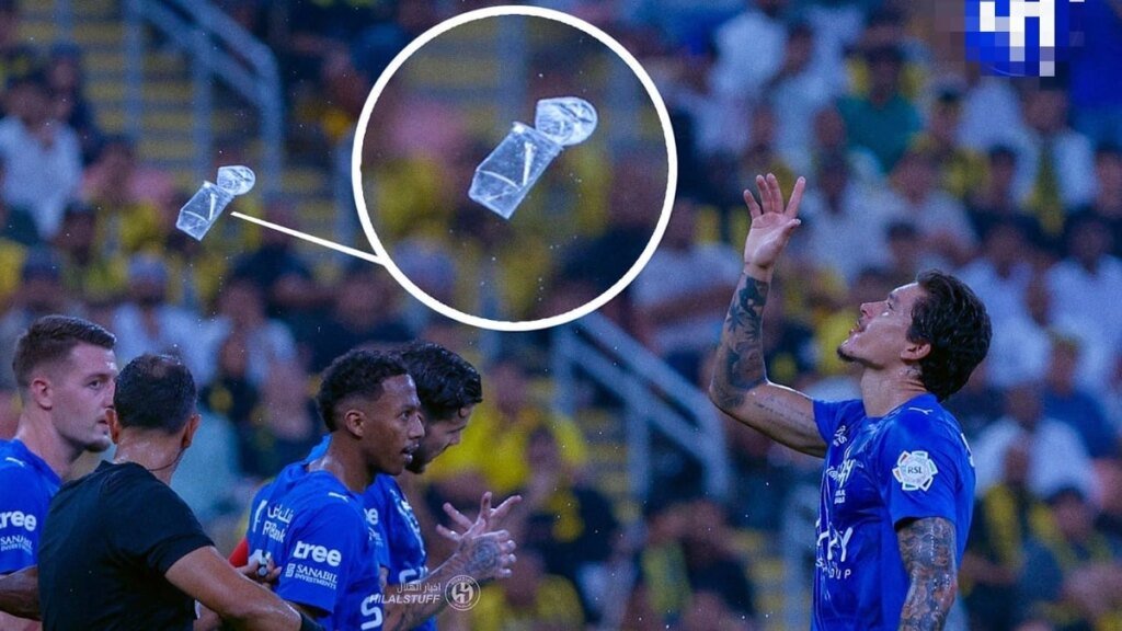 مراقب الكلاسيكو يرصد قذف علب الماء من جماهير الاتحاد .. صورة