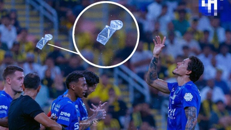 مراقب الكلاسيكو يرصد قذف علب الماء من جماهير الاتحاد .. صورة