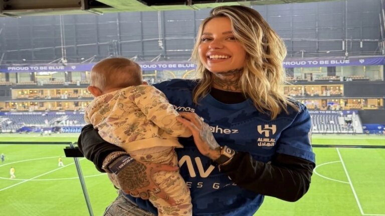 عائلة ثيو هيرنانديز خلال تواجدها في المملكة أرينا دعماً للهلال.. صور