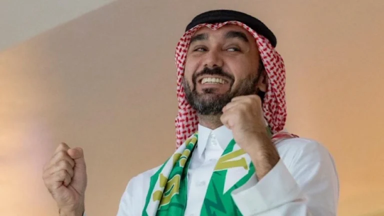 فرحة وزير الرياضة بعد الانتصار .. صورة