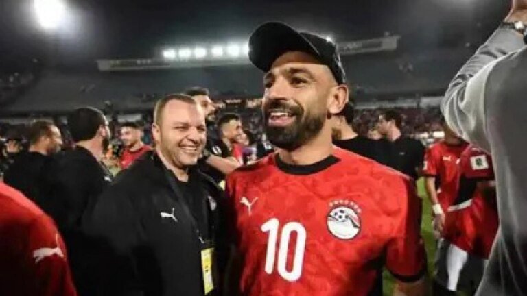 رد فعل محمد صلاح بعد مشاهدة صورة له بقميص أول فريق لعب له.. صور