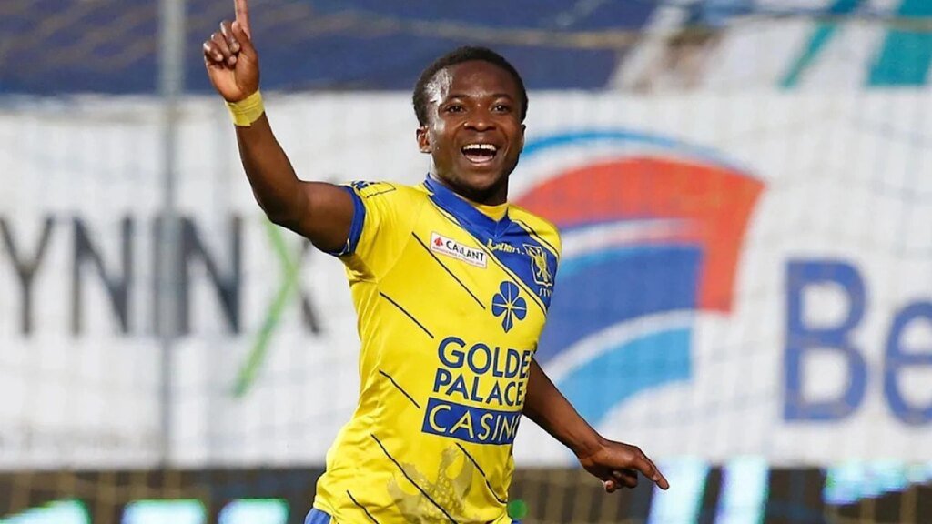 إصابة خطيرة للاعب صامويل أسامواه بكسر في الرقبة بالدوري الصيني