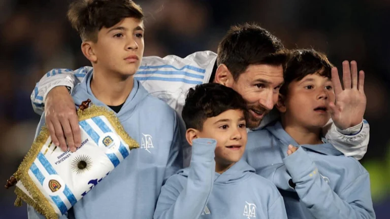 ميسي يدعم منتخب بلاده بعد هزيمته أمام المغرب بكأس العالم للشباب 2025