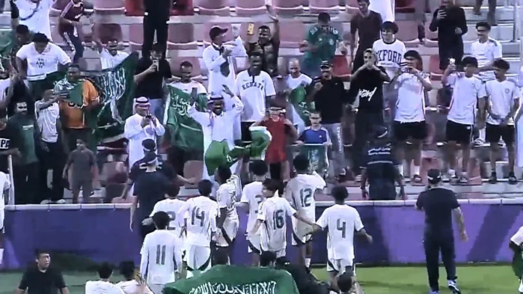 احتفالات عارمة للأخضر للناشئين مع الجماهير بعد التتويج بكأس الخليج   .. تغطية