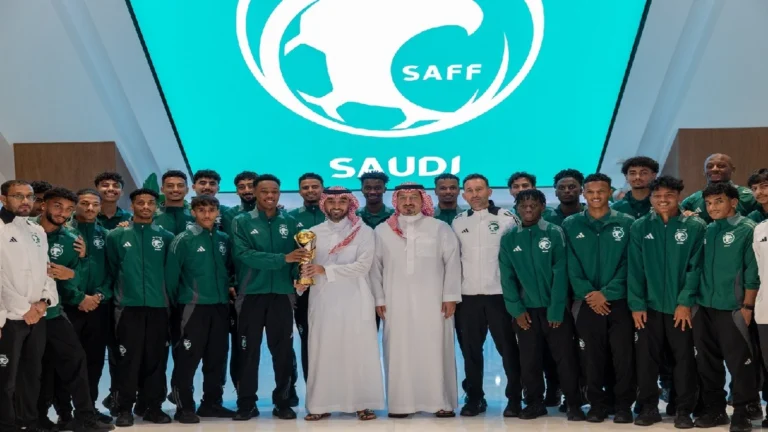 وزير الرياضة يستقبل لاعبي الأخضر تحت 17 و19 عامًا بعد تتويجهم بكأس الخليج.. صور