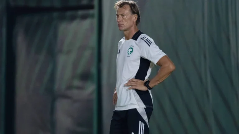 رينارد يفاضل بين العمري وجهاد لتعزيز دفاع الأخضر