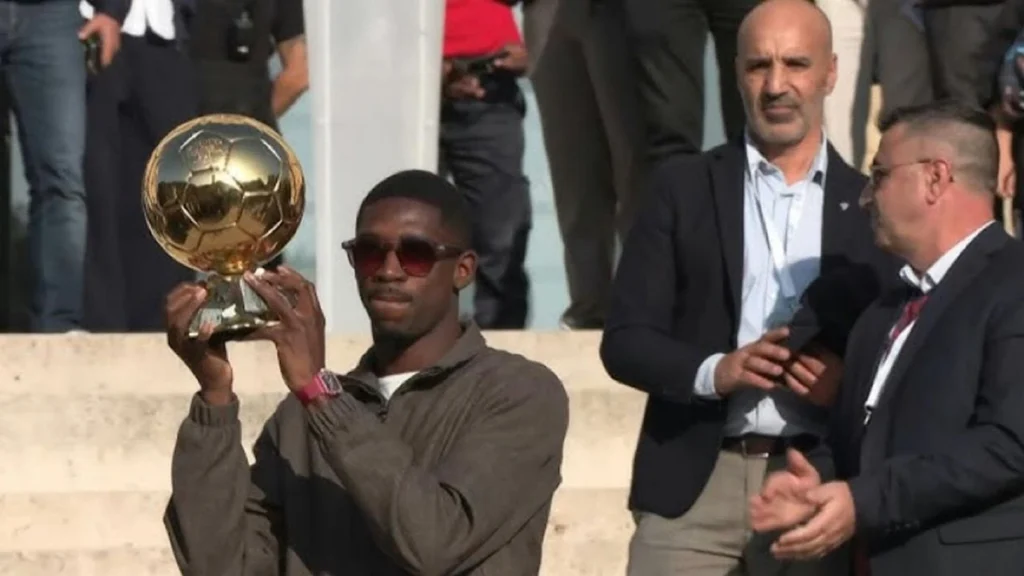 ديمبلي يحتفل بجائزة الكرة الذهبية في مسقط رأسه