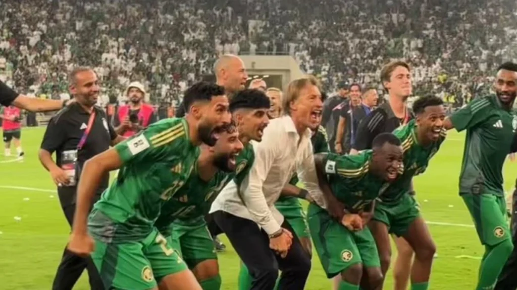 احتفال لاعبوا الأخضر مع رينارد بعد نهاية المباراة .. تغطية