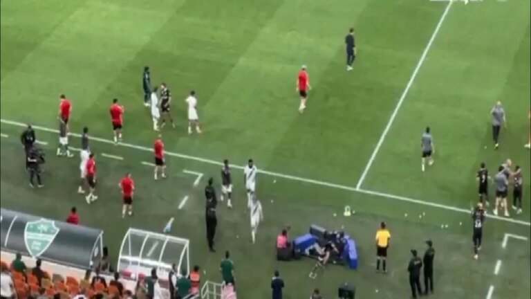 لاعبو الأهلي يغادرون الملعب دون تحية الجماهير .. تغطية