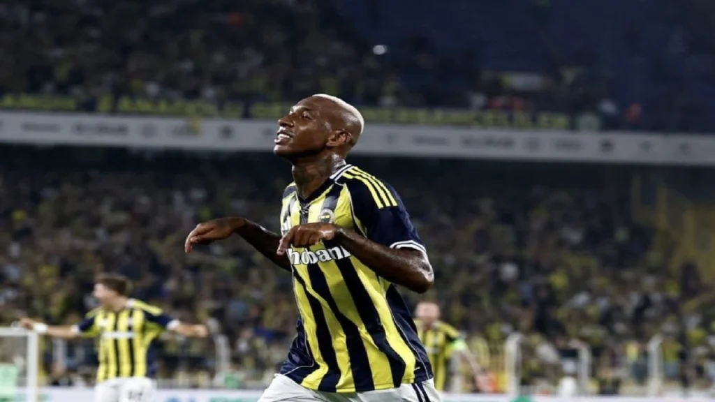 تاليسكا يدرس الرحيل عن فنربخشة بعد رحيل مورينيو