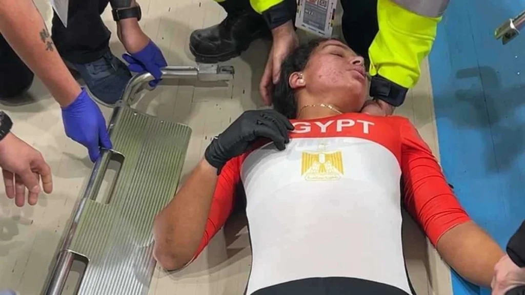 سقوط مروع للاعبة منتخب مصر للدراجات في بطولة العالم .. تغطية