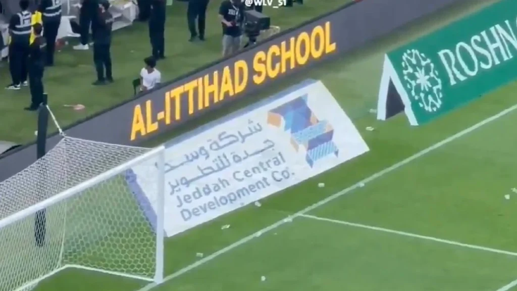 جماهير الاتحاد ترمي العلب على لاعبي الهلال احتجاجًا على احتفالية ماركوس .. تغطية
