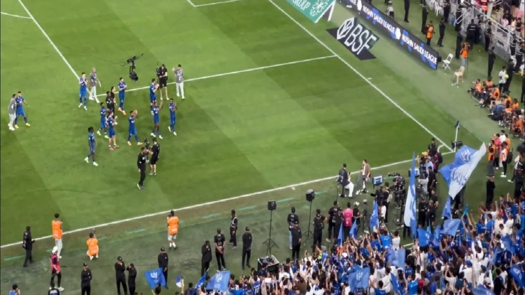 لاعبو الهلال يحيون جماهيرهم بعد الفوز على الاتحاد.. تغطية