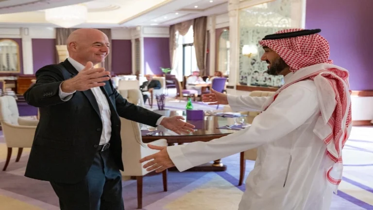 وزير الرياضة يلتقي إنفانتينو خلال مؤتمر مستقبل الاستثمار..صور