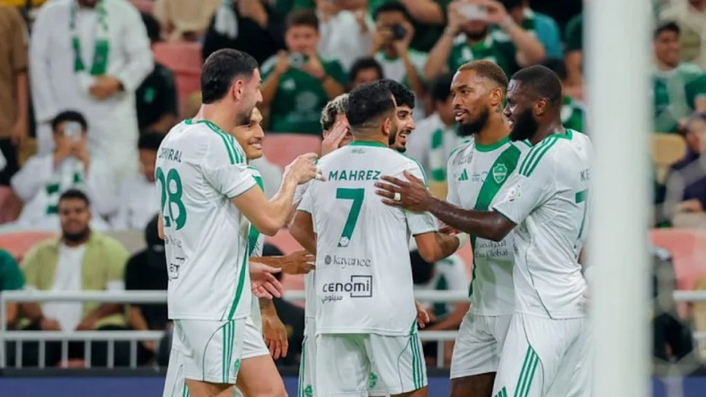 غياب ثلاثي  الأهلي عن لقاء  الرياض