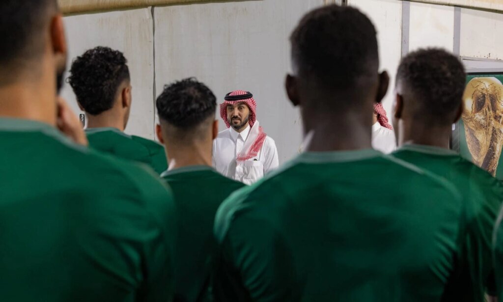 وزير الرياضة يزور لاعبي الأخضر لدعمهم قبل مواجهة العراق .. صور