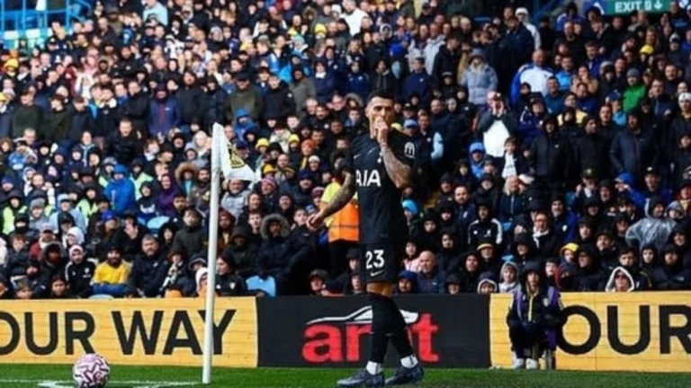 نجم توتنهام يواجه سيجارة إلكترونية أمام ليدز يونايتد .. صور