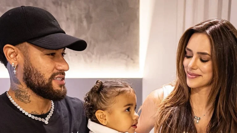 نيمار في أحدث ظهور له برفقة زوجته وابنته في لحظة تفيض بالحب والرومانسية