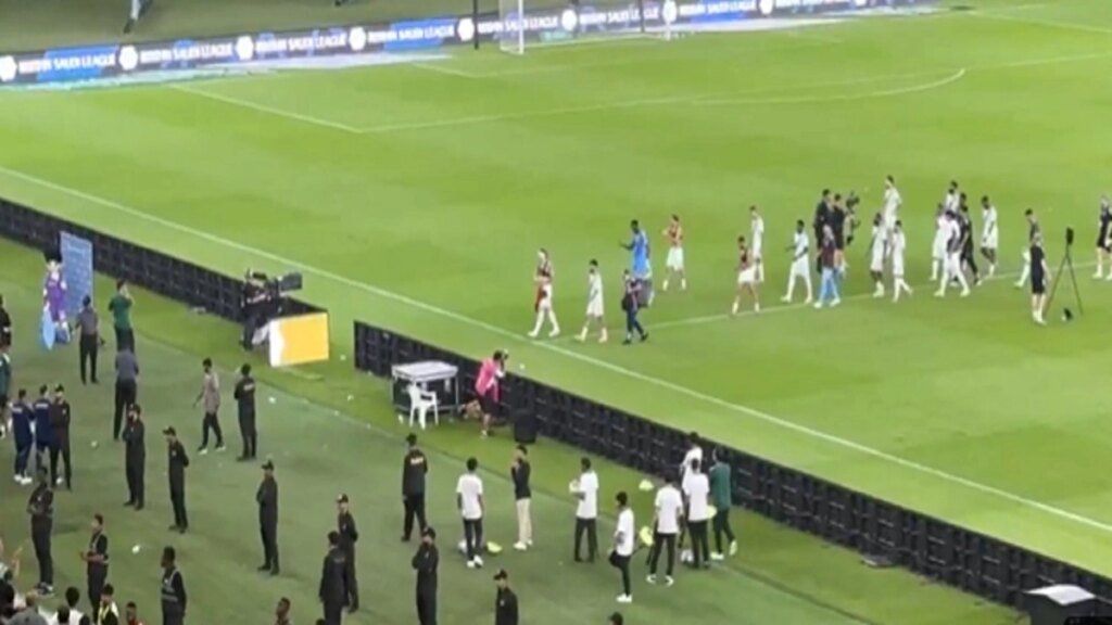 لاعبو الأهلي يغادرون أرضية الملعب وسط صافرات استهجان الجماهير.. تغطية