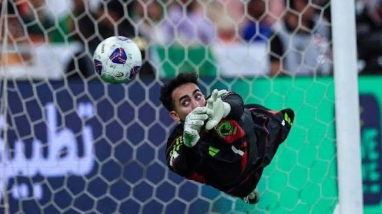 الفريان يكرم العقيدي بـ البشت الأخضر بعد قيادة الأخضر للمونديال.. تغطية