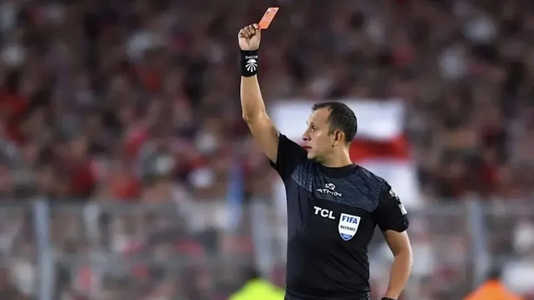 الحكم الأرجنتيني داريو هيريرا يقود مباراة الهلال والاتحاد.. تغطية