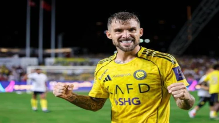 لا تريبو: رحيل مارتينيز إلى النصر سبب مشاكل برشلونة